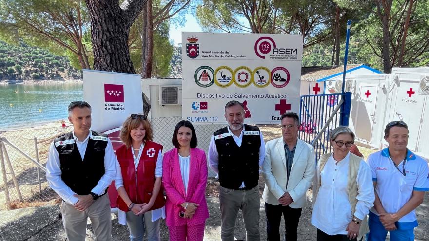El consejero Enrique López con parte del equipo responsable de la seguridad en el pantano
