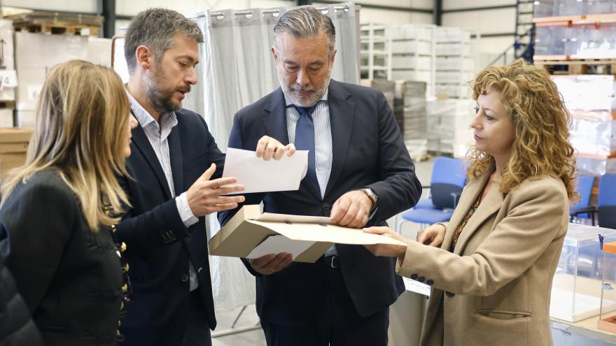 El consejero y el viceconsejero durante la visita y supervisión
