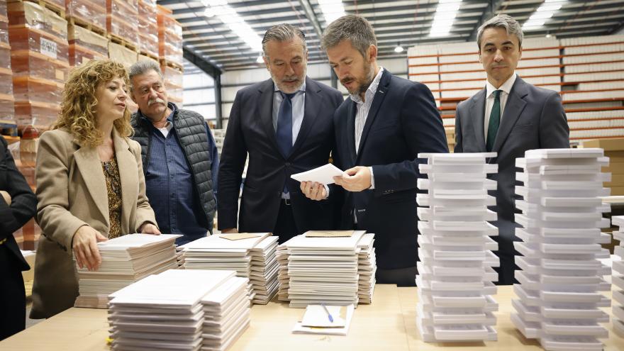 El consejero y el viceconsejero durante la visita y supervisión
