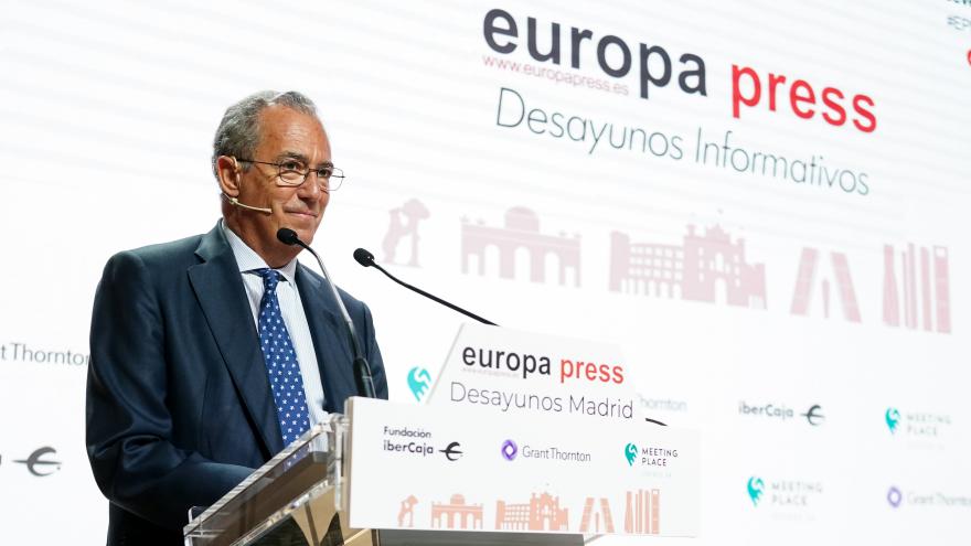 El vicepresidente Enrique Ossorio habla desde el atril 