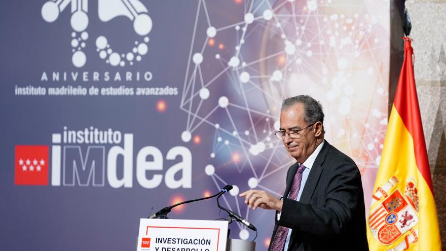 El consejero en el atril, durante su intervención en el acto
