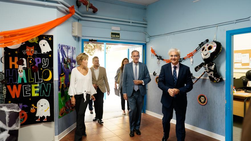 El vicepresidente durante su llegada al instituto