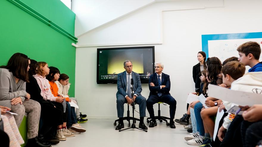 El vicepresidente conversando con algunos alumnos sobre las obras