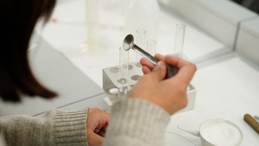 Unas manos de una niña realizando un experimento