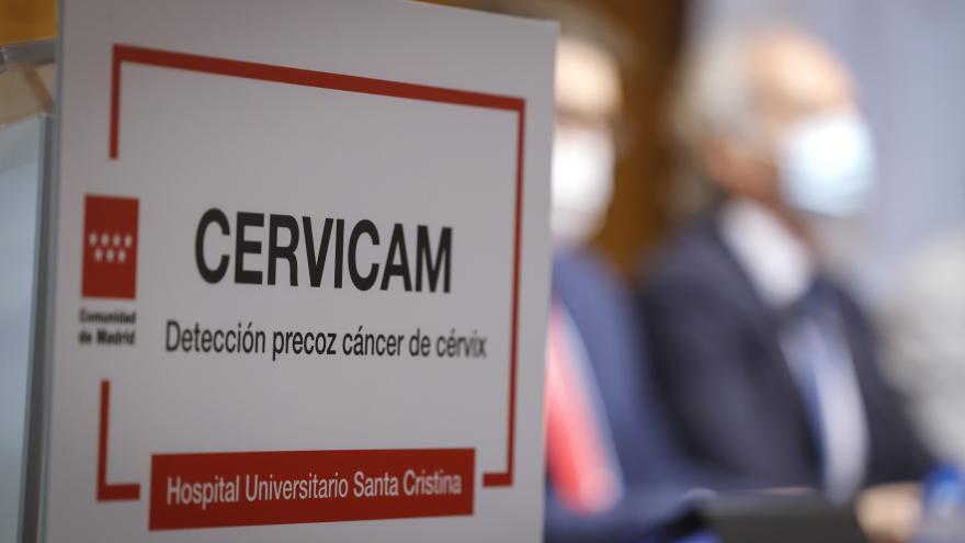 El cartel de CERVICAM en primer plano