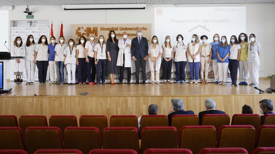 El consejero Enrique Ruiz Escudero con algunos trabajadores del centro