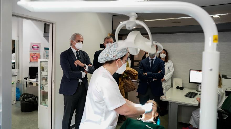 El consejero observa cómo trabaja una dentista de la Unidad de Salud Bucodental del Centro de Salud Goya 