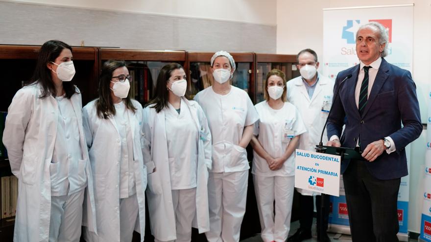 El consejero durante su intervención junto a parte del equipo de Unidad de Salud Bucodental del Centro de Salud Goya 