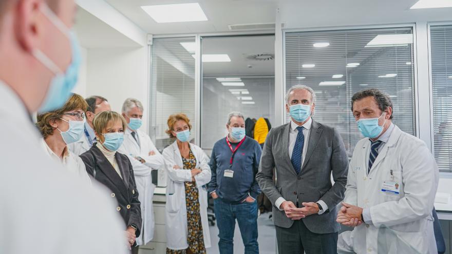 El consejero Enrique Ruiz durante su visita al hospital