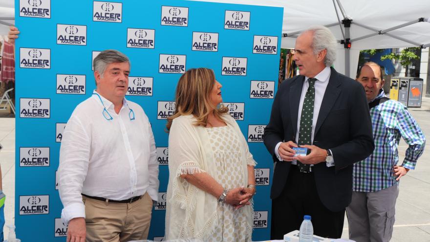 El consejero Enrique Ruiz Escudero con algunos de los organizadores