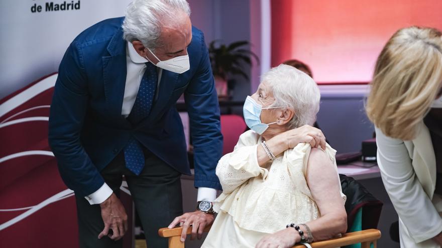 Los consejeros junto al equipo sanitario y las personas mayores siendo vacunadas