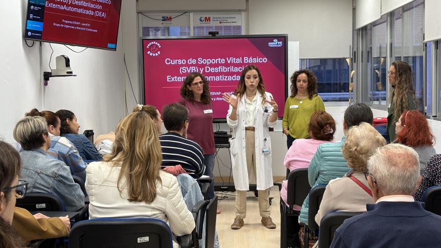 Escuela de Pacientes | Taller de RCP-DEA-Atragantamientos Aula del Hospital Universitario Severo Ochoa con usuarios del hospital en taller de RCP, DEA, Atragantamiento