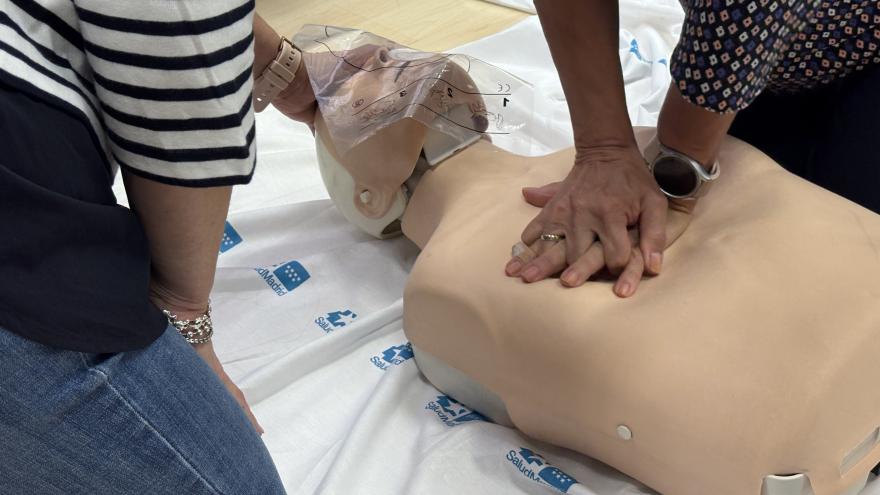 Escuela de Pacientes | RCP-DEA-Atragantamientos Escuela de pacientes con usuarios practicando reanimación en maqueta de persona