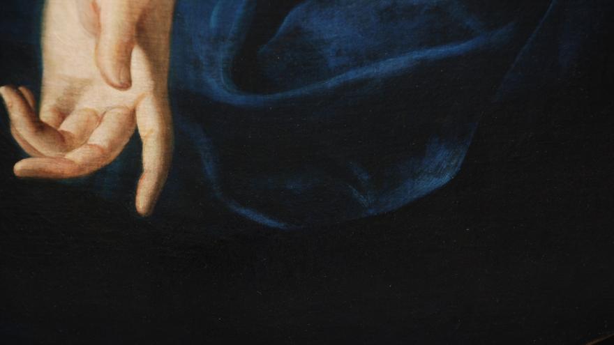 Virgen Dolorosa. Detalle tras la restauración. Detalle del manto y de la mano izquierda de la Virgen Dolorosa retratada en la pintura