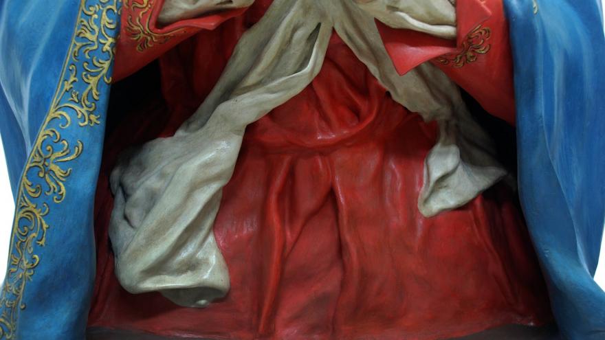 Detalle de la escultura tras la intervención en la policromía imagen de ropajes de la escultura