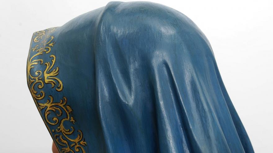 Detalle del manto de la Virgen tras la restauración imagen de una escultura en piedra detalle de un manto azul