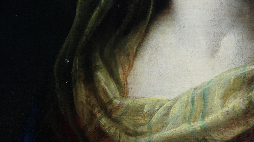 Virgen Dolorosa. Detalle, antes de la restauración Detalle del cuello y parte superior de la túnica de la Virgen Dolorosa, antes de la restauración