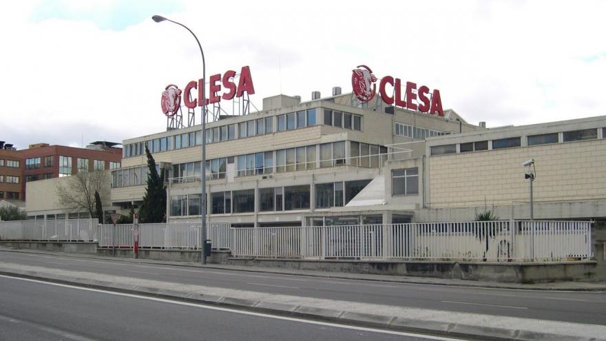 imagen de un edificio de hormigón con cristaleras con el letrero CLESA y el logotipo de una vaca