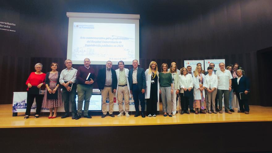 Personas en un salón de actos