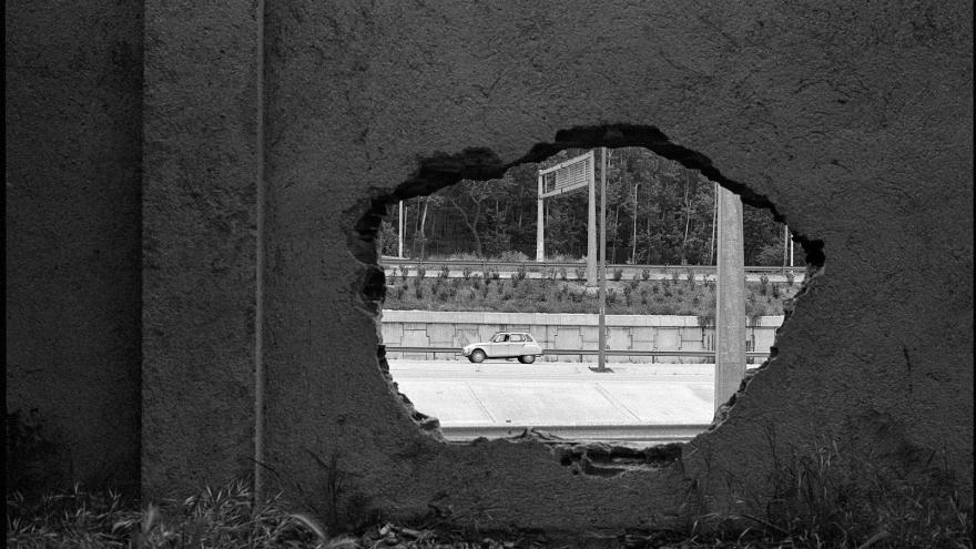 Fotografía de Javier Campano, muro con un agujero en el que se aprecia una carretera con un coche aparcado en el barrio de Chamartín en Madrid