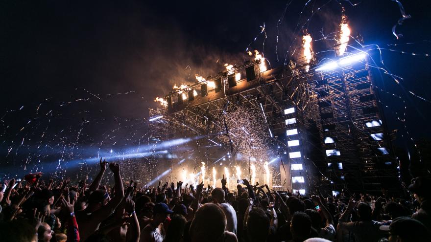 Un grupo de personas en un concierto en un festival