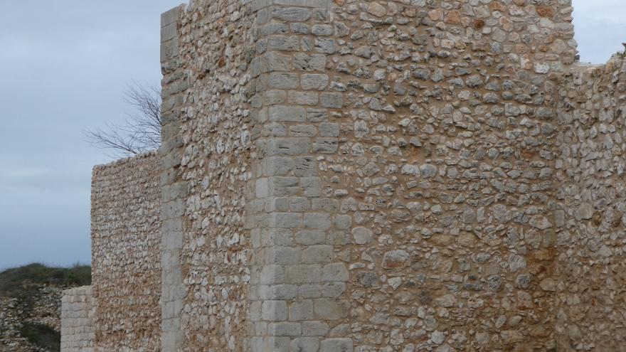 torre de mampostería con esquinas en sillería