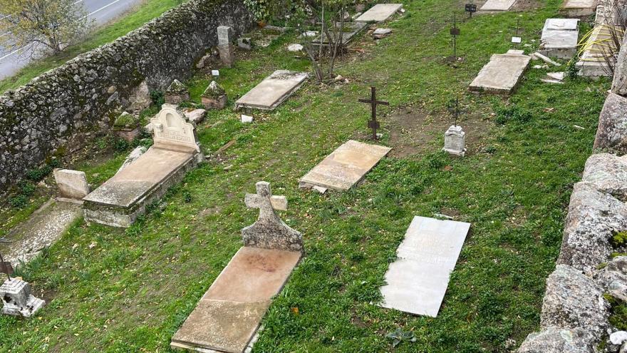 Imagen de recinto amurallado con árboles y restos de tumbas