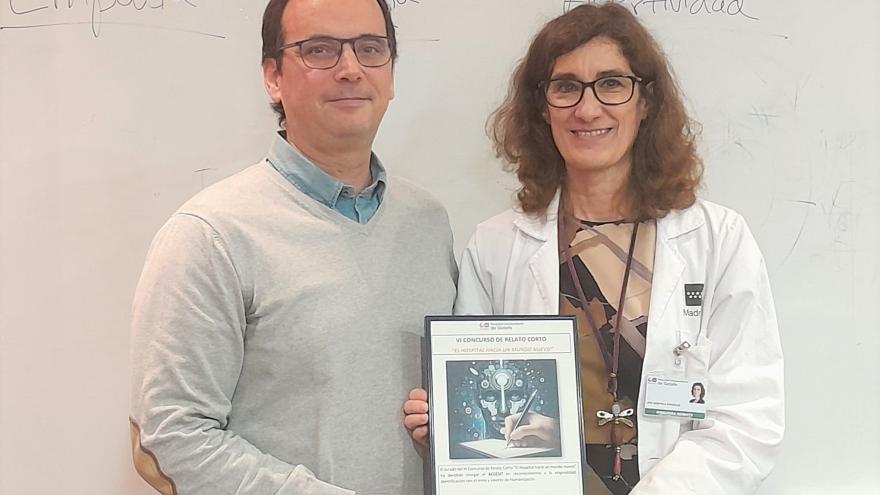 Finalista recogiendo diploma acreditativo