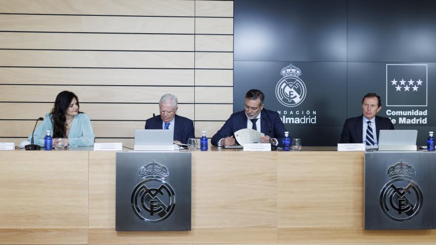 El consejero en el momento de la firma del convenio