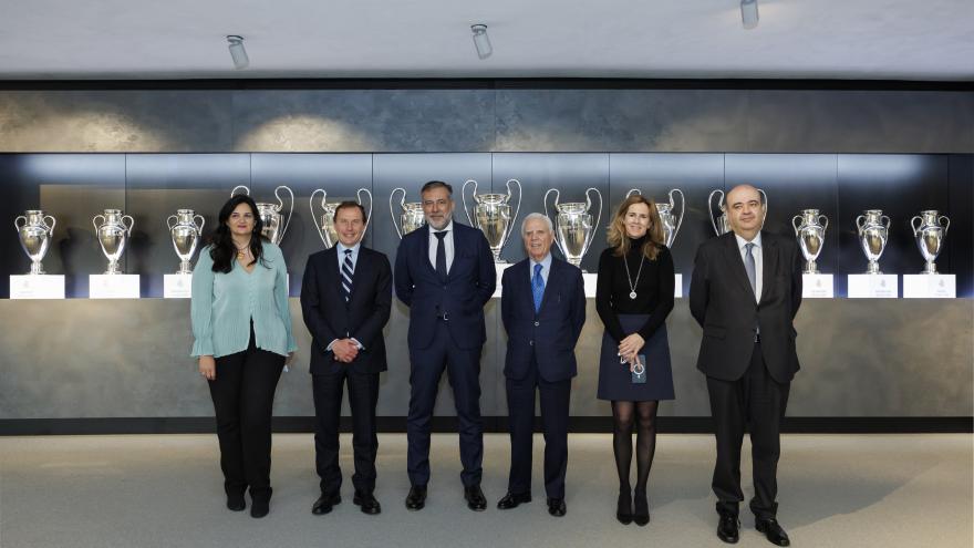 El consejero con los representantes de la fundación