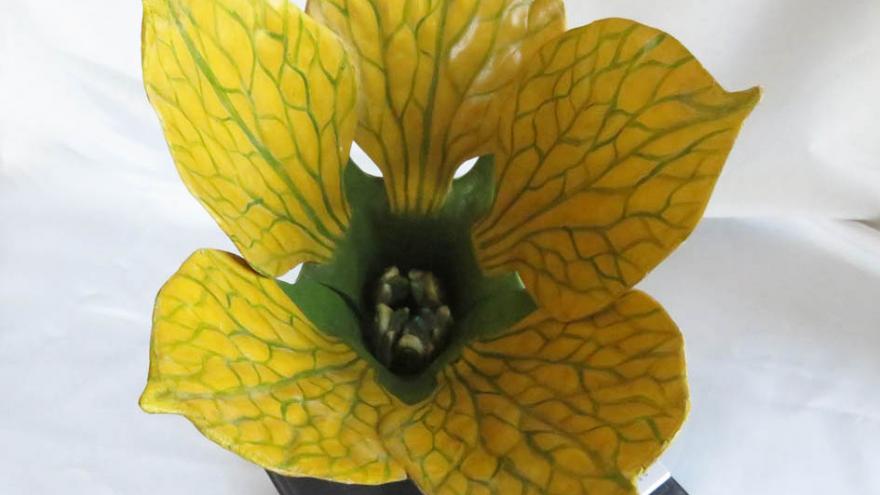 imagen de una flor amarilla de papal maché