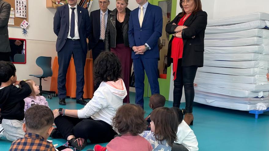 El consejero Emilio Viciana en el CEIP Andrés Torrejón de Móstoles