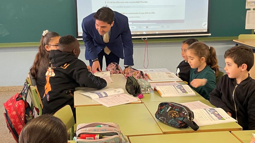 El consejero Emilio Viciana en el CEIP Andrés Torrejón de Móstoles