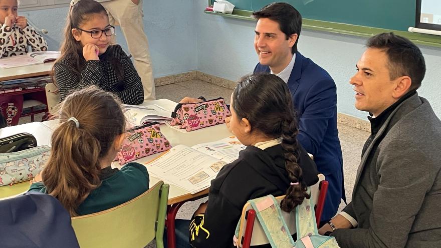 El consejero Emilio Viciana en el CEIP Andrés Torrejón de Móstoles