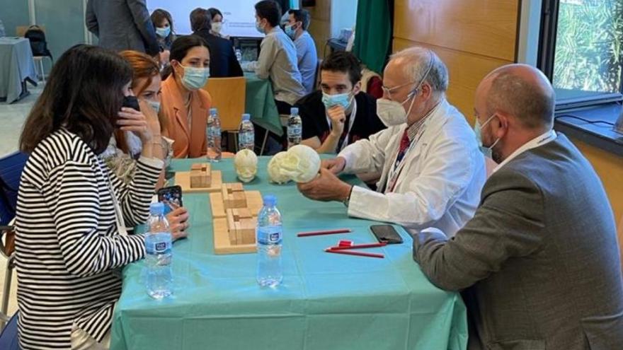 Doctor Carceller, durante la parte práctica del curso en La Paz