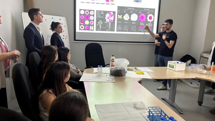 La Comunidad de Madrid celebra la Semana de la Ciencia y la Innovación descubriendo tomates superevolucionados El consejero de Educación, Ciencia y Universidades