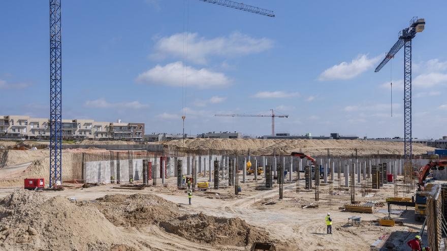 Terreno en edificación, se aprecian dos grandes grúas