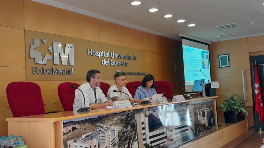 Ponentes hablando desde la mesa presidencial durante acto BPSO