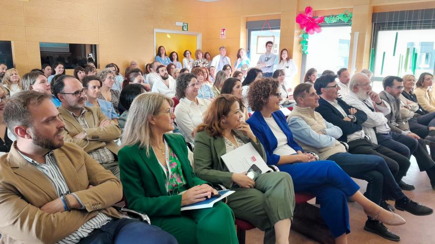 Primera fila de butacas con autoridades atentos al acto