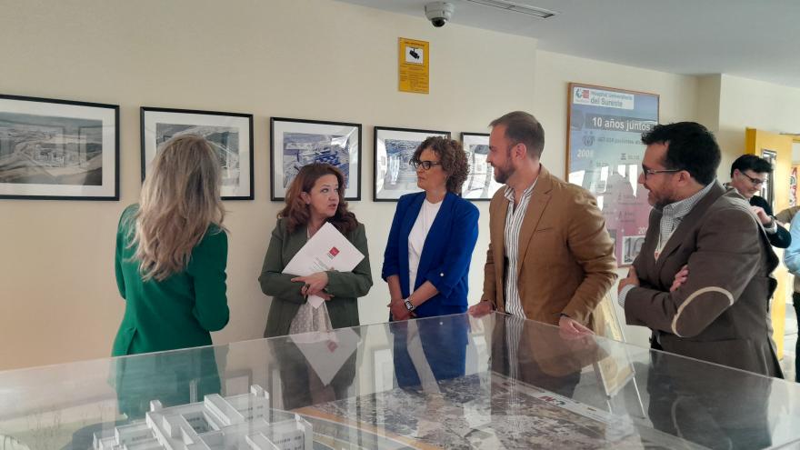 Recepción del equipo directivo del HUS a la consejera de sanidad en el interior del centro