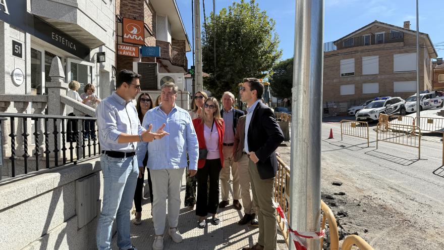 La Comunidad de Madrid invierte 1 millón de euros para asfaltar cerca de 50 calles del casco urbano de Valdemorillo  El viceconsejero de Administración Local