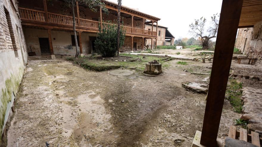 galería con balconada de madera abierta a un patio