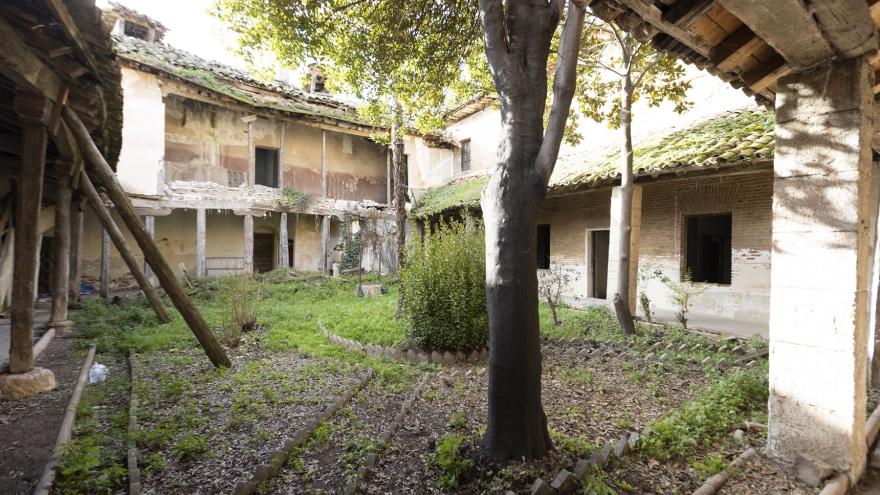 patio interior rodeado de galerías en muy mal estado de conservación