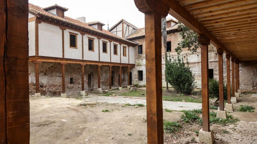 galería con pilares de madera abierta a un patio interior