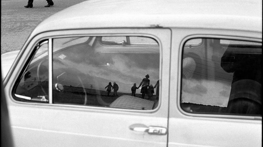 Fotografía de Javier Campano, ventanas de un vehículo en el que aparecen varias personas reflejadas, en el barrio de Hortaleza, Madrid