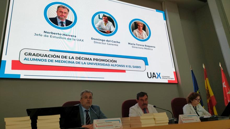 Mesa de autoridades en X Graduación UAX