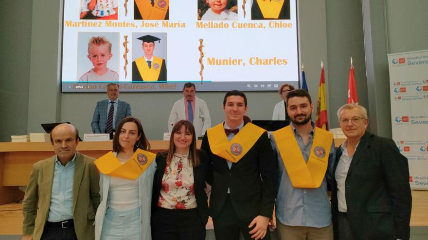 Graduados UAX reciben banda