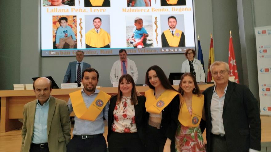 Graduados UAX reciben banda