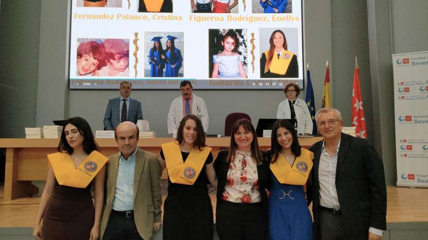 Graduados UAX reciben banda