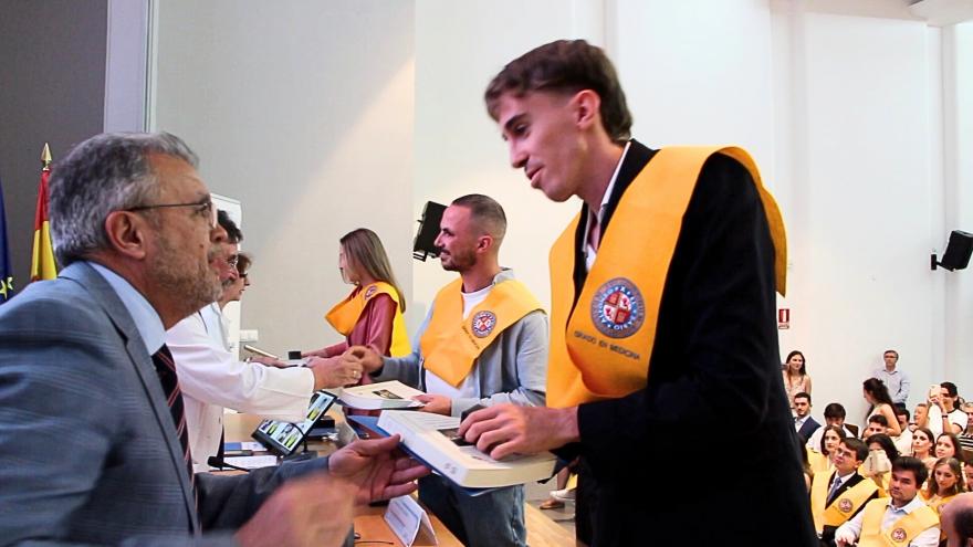 Jefe de Estudios felicita a alumno graduado en Medicina en UAX